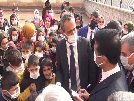 Milli Eğitim Bakanı Özer'den Okul Müdürüne: 'Siz Ne Biçim Adamsınız?'