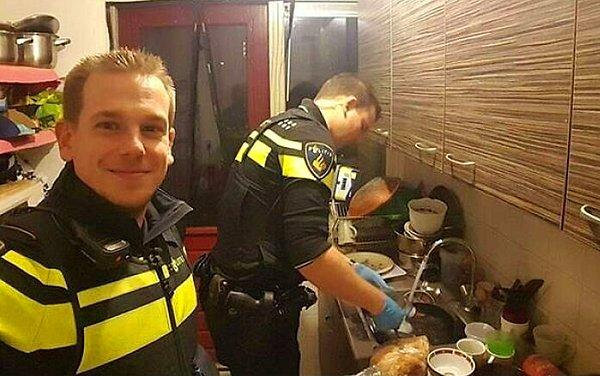 25. Hollanda'da bir anne kan şekeri düştüğü için bayılıp hastaneye kaldırılınca iki acil yardım görevlisi, evdeki beş çocuk için yemek hazırladı.