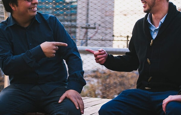 5. Просто научитесь задавать элементарные вопросы. Вот к примеру ситуация: вы пришли на праздник своей компании, стоите одни с бокалом вина, и к вам приходит Петя. Вы поздоровались, и Петя начинает рассказывать о том, как он любит читать книги автора, которого вы совсем не знаете, ведь вы не любитель почитать. И все! Наступает неловкая пауза и тишина. И чтобы не допустить такого, просто спросите: "А какая книга этого автора больше всего Пете понравилась? Почему? Какой там сюжет? Какой жанр книг он предпочитает? Где покупает книги?" и т.д. Под любую тему, даже в той, в которой вы не интересуетесь, можно подобрать вопросы, которые раскроют ваш разговор. Человек начнет отвечать на них с удовольствием, и разговор с вами ему очень понравится.