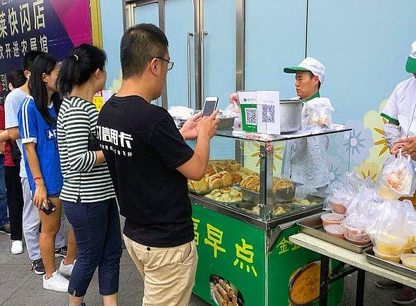 17. "Çin'de neredeyse hiç nakit paraya ihtiyaç duymadık çünkü tüm dükkanlar ve hatta sokak satıcıları bile telefonla ödeme kabul ediyor!"
