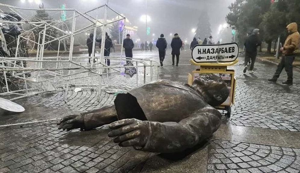 Kazakistan'da Sular Durulmuyor: Nazarbayev'in Heykeli Yıkıldı, 8 Kişi Hayatını Kaybetti