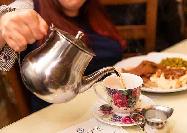 18. "İngiltere'de kaldığımız bütün odalarda istisnasız çaydanlık vardı. Çay içmeyi gerçekten çok seven bir millet olduklarını anladım."