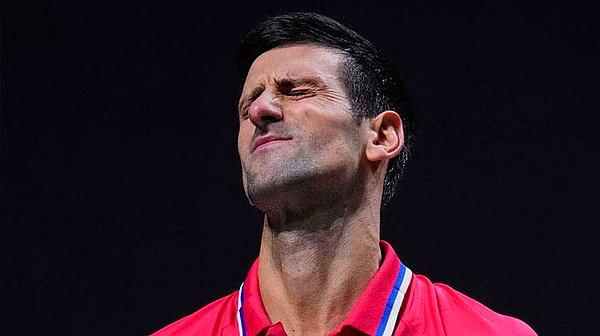 Aşı karşıtı olmasına rağmen özel bir muafiyetle Avustralya Açık turnuvasına katılmasına izin verilen Novak Djokovic, Melbourne’deki havalimanına indiğinde büyük bir şok yaşadı.
