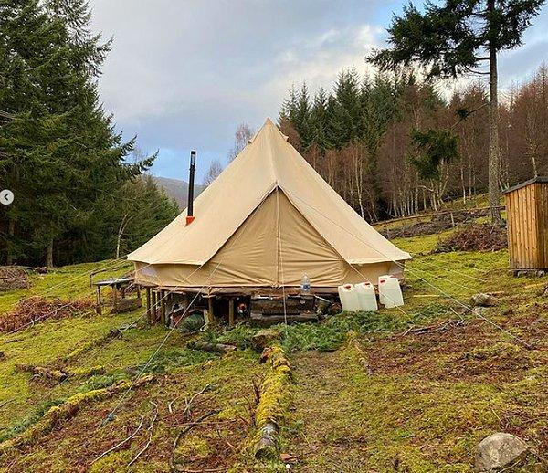 Bethan ve sevgilisi kira ödemekten artık bıktıklarını fark ederek ani bir kararla Kuzey İskoçya dağlarında bir çadıra taşınmaya karar vermişler!