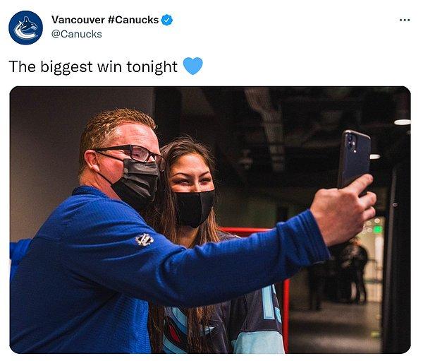 Canucks takımı 5-2 kazandıkları maçın ardından Hamilton ile Popovici'nin fotoğraf çekindiği bir fotoğrafı sosyal medya hesabından paylaştı.