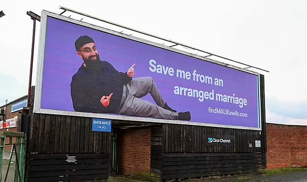 Reklam panolarında da açıkça “Beni görücü usulü evlilikten kurtarın." şeklinde belirtmiş amacını.