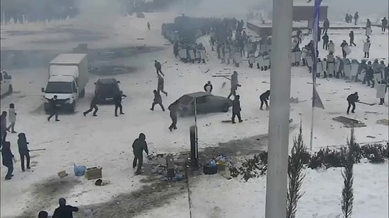 Kazakistan'da Çevik Kuvvet Hattını Üzerlerine Araba Sürerek Delen Protestocular