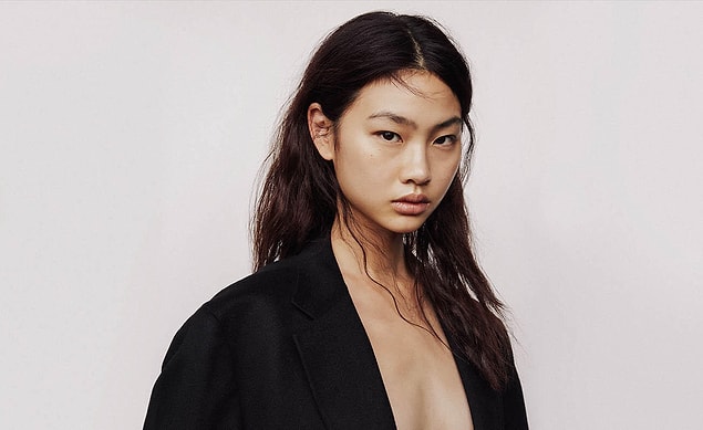 Modellik kariyeri boyunca Louis Vuitton, Fendi, Channel ve Marc Jacobs gibi ünlü markalarla çalışan Jung, 2017 yılında Yılın Modeli seçilmiştir.
