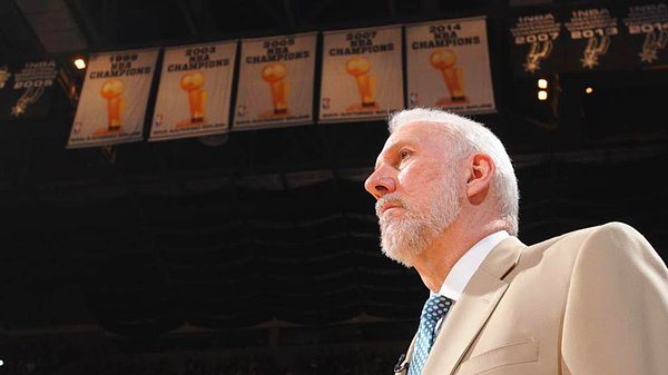 26 yıldır San Antonio Spurs'ün başantrenörlüğünü yapan Popovich, 5 kez NBA şampiyonluğu kazanırken 3 kez yılın koçu seçildi.