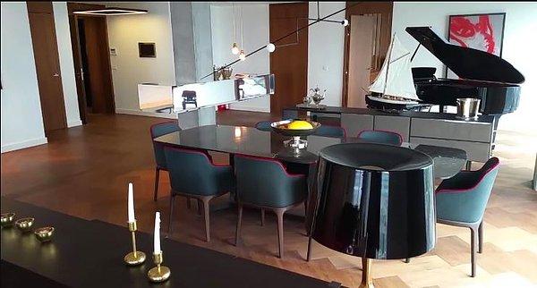 Salonlarında ise geniş bir yemek masası ve klasik piyano bulunuyor.