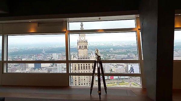 Lewandowskiler'in evinde de Varşova manzarasını izleyebilecekleri devasa pencereler,