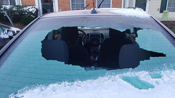 4. "Arabanın camındaki buzu temizlemek istemiştim."