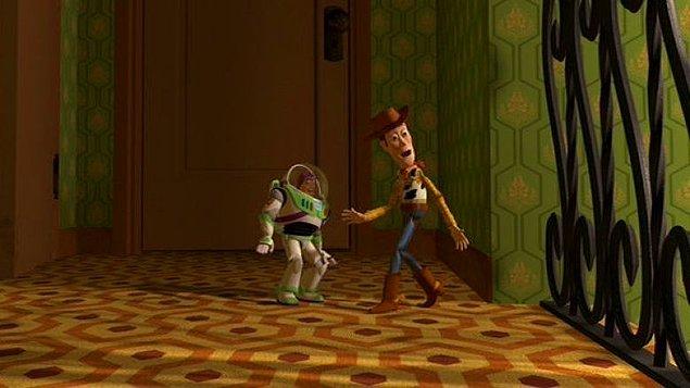 7. Toy Story'de, Sid'in evindeki halı, başka bir ünlü film halısı deseniyle aynı.