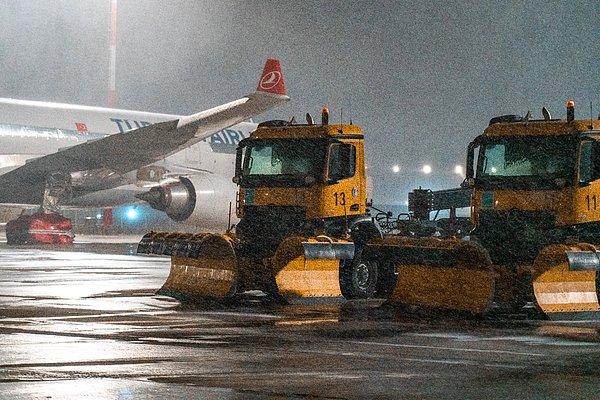 8. Uçuşun kar yağışı nedeniyle iptal olmaması veya ertelenmemesi için havalimanlarında özel kar ekipleri bulunuyor.