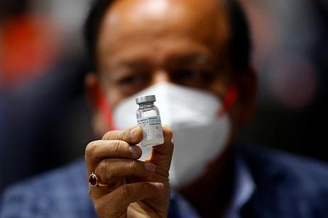 Aşı Karşıtlarına Alışmıştık, Bağımlısını da Gördük: 12'nci Aşıyı Olurken Yakalanan Hintli Adam