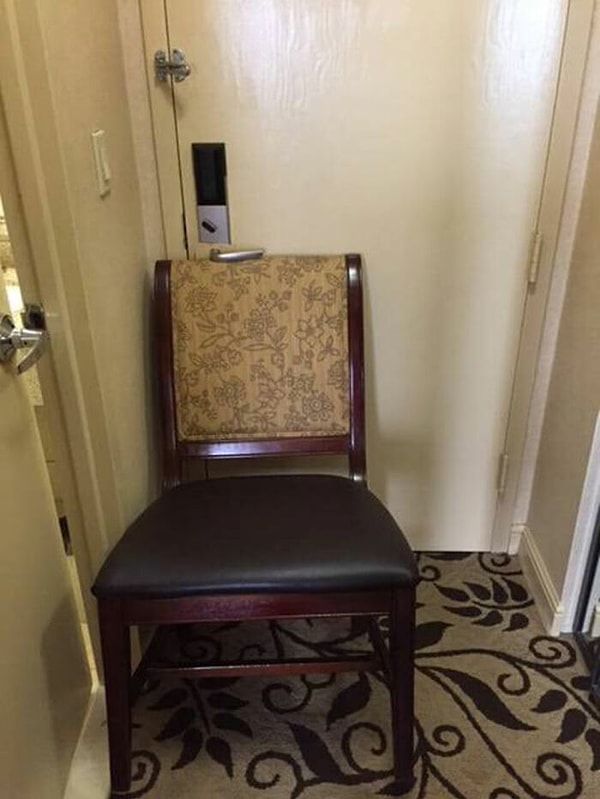 10. "В Доминиканской Республике моя мама ночью приставляла стул к каждой двери и ставила на стулья металлические чашки. Если кто-то попытается взломать дверь, металлические чашки упадут, предупреждая нас об опасности. Это была наша система «безопасности» в течение многих лет."