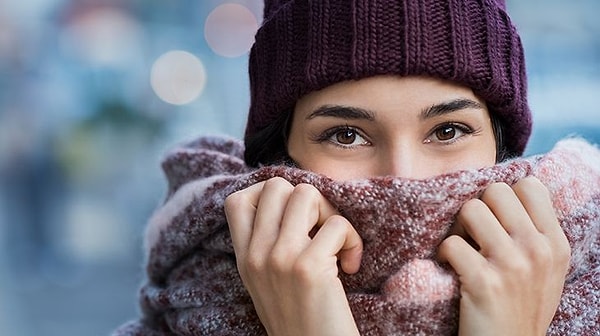 Üşümek sandığınız kadar korkutucu bir şey değil, hatta faydaları daha fazla bile diyebiliriz. Günümüze dek birçok araştırmacı konu hakkında önemli bulgular elde etti. İnsanlar üzerinde denenen ısı farkı deneyleri ilginç veriler ortaya çıkardı.