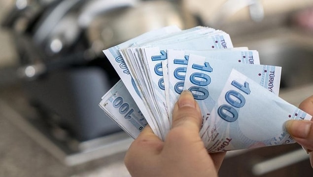 Milyonlarca çalışanın maaşına 2022 yılında zam yapıldı. Asgari ücrete de %50 oranında artış yapılmış ve bu artışla birlikte 2022 yılında asgari ücret 4253 TL olmuştu.