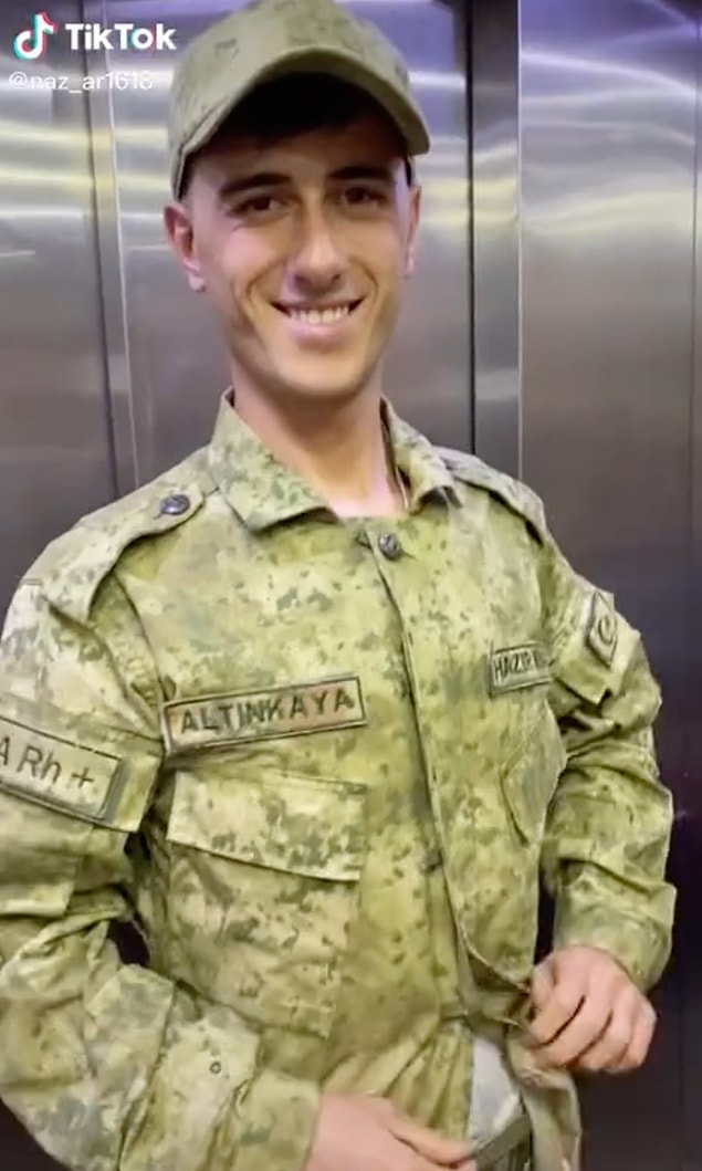 TikTok'ta @naz_ar1618 isimli bir hesap bir adamın sürpriz yaparak askerden gelip 6 kız kardeşi ile tek tek kavuştuğu anların videosunu paylaştı.