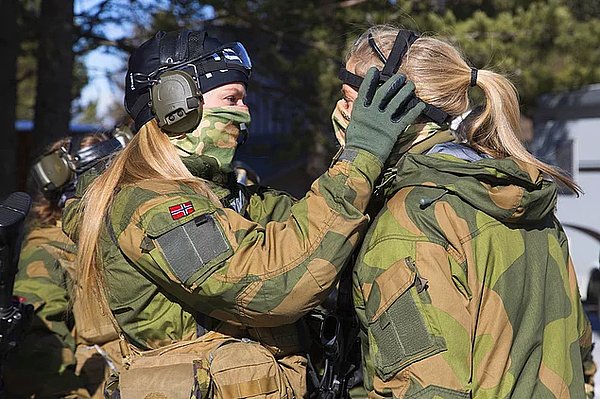 4. Norveç ordusu stok sorunu yaşadıkları için terhis olan askerlerden iç çamaşırlarını bırakıp gitmelerini istedi.