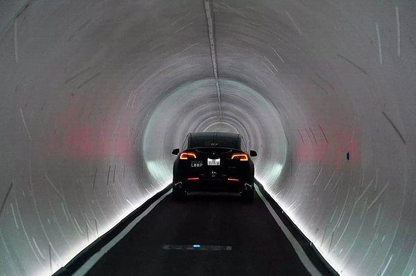 2. Las Vegas'ta düzenlenen dünyanın en büyük teknoloji fuarı CES 2022'de çekilen görüntülerde "Vegas Döngüsü" adı verilen tünel yolunda trafik yoğunluğu oluştu.