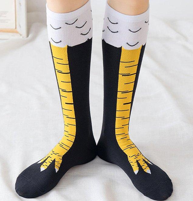 16. Instagram reels'lerinde sıklıkla gördüğümüz bir çorap oldu kendisi... Giydikçe güldüreceği kesin!