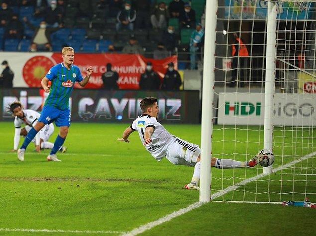 Karşılaşmanın son dakikalarında iki ekip arasında gerginlik yaşandı ve Rizespor'dan Gökhan Gönül ile Beşiktaş'tan Montero kırmızı kart gördü.