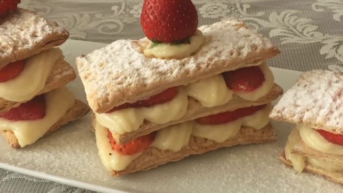 Milföy Pasta Nasıl Yapılır? Çilekli Milföy Pasta Tarifi…