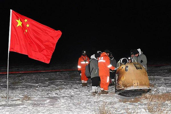 Chang'e-5 uzay aracı 1 Aralık 2020'de Ay'a inmişti. Ay'da yaklaşık 2 kilogram numune toplayan uzay aracı, 17 Aralık'ta Dünya'ya dönmüş ve Çin'in İç Moğolistan Özerk Bölgesi'ne inmişti.