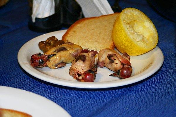 Ambelopoulia olarak da bilinen bu yemek, Kıbrısın geleneksel yemeklerinden biri.