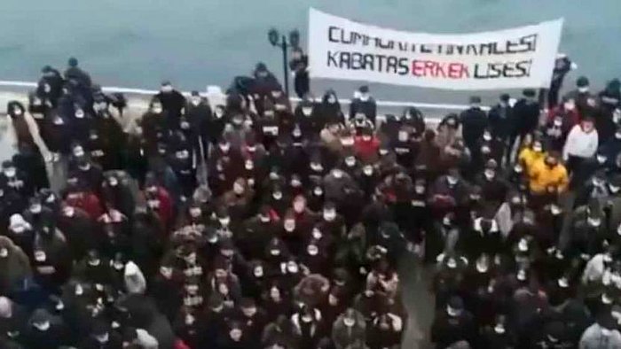 Atatürk'ün Posterinin Bıçaklandığı Kabataş Lisesi'nde Öğrenciler Hep Bir Ağızdan Gençliğe Hitabe Okudu