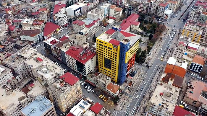 Kahramanmaraş'taki 'Dünyanın En Saçma Binası'nın Yıkımı Başladı