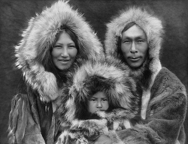 Evrimsel psikoloji üzerine çalışanlar Kızılderili geleneğine karşı olarak antik çağlarda yaşayan Eskimoları örnek veriyorlar. Eski dönemlerde yaşayan bu insanlar için bile çiftler arasındaki en büyük sorunların ve kavgaların nedeninin aldatma olduğu biliniyor.