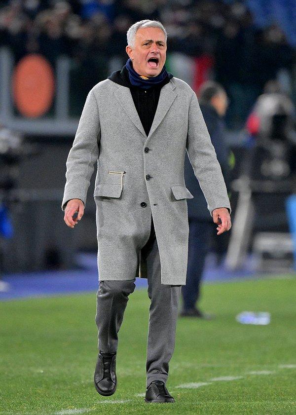 Üst üste ikinci maçını da kaybeden Jose Mourinho'lu Roma ise 32 puanda kaldı.