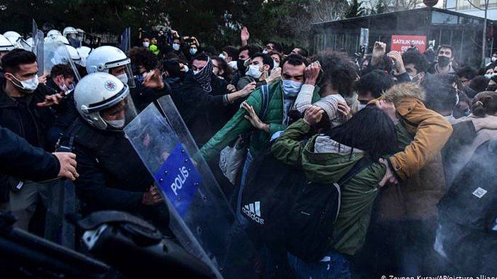 Boğaziçi Üniversitesi Protestolarında 5 Kişi Hakkında Yakalama Kararı Çıkartıldı