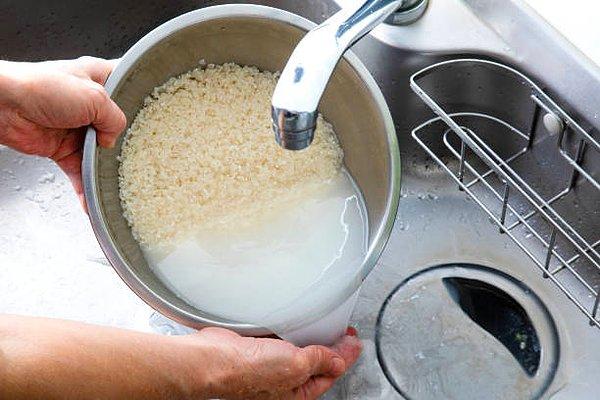 2. Pirincinizi bol suyla yıkamalısınız.