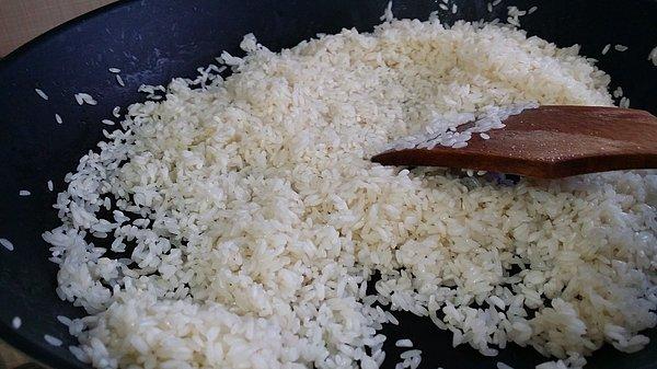 5. Pirinçleri sabırla, birkaç dakika boyunca kavurun.