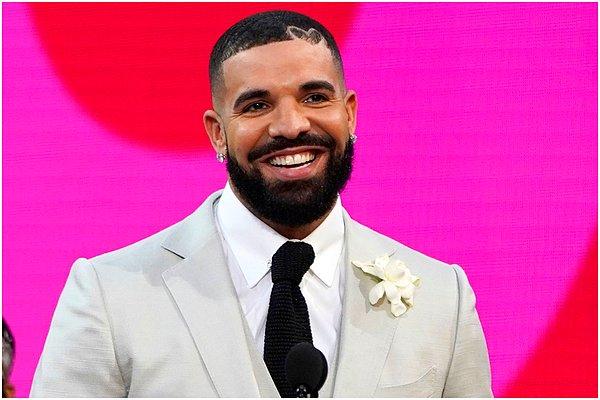 Hatta model Drake'in cinsel organının boyutuna kadar söylemiş, öyle bir bilgilendirmek yani. 😂