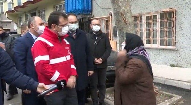 5. İstanbul Büyükşehir Belediye Başkanı Ekrem İmamoğlu'nun Fatih ve Beyoğlu’nda gerçekleştirdiği ziyaretler sırasında sokaktaki bir vatandaşla olan diyaloğu kameraya yansıdı. Görüntüleri sosyal medyada gündeme taşıyan konu ise, İmamoğlu'nun konuştuğu kadına 'yaka mikrofonu takıldığı' iddiasıydı.