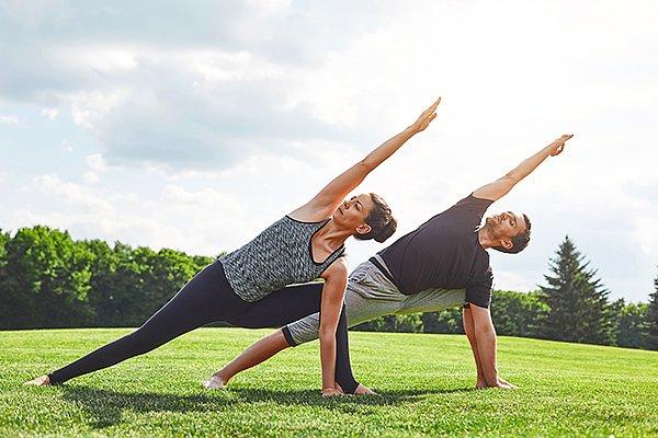Yoga, fiziksel ve zihinsel iyilik halini artırmak ve bu hali kalıcı kılmak için geliştirilmiş bir yöntemdir. Nefes almaya odaklanan bir egzersiz şekli olan yoga, bu yönüyle fiziksel güç ve esnekliği artırdığı gibi zihinsel rahatlama ile stres oluşumunu da engeller.