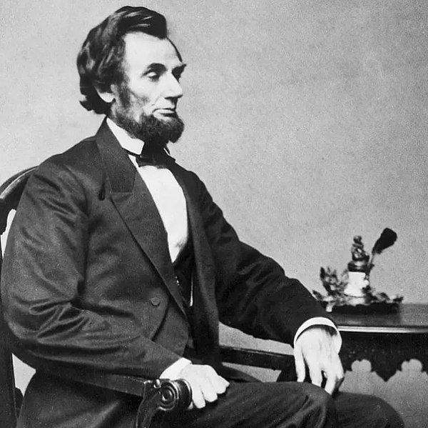 12 Şubat 1809 tarihinde dünyaya gelen 16. ABD Başkanı Abraham Lincoln, genç yaşlarında siyasete atılmıştır. Hukukçu olan Lincoln, devlet başkanı olmadan önce ABD Temsilciler Meclisi'nde görev almıştır. Köleliğe karşı durduğunu resmen dile getirmiş ve bunun için pek çok çalışma yapmıştır.