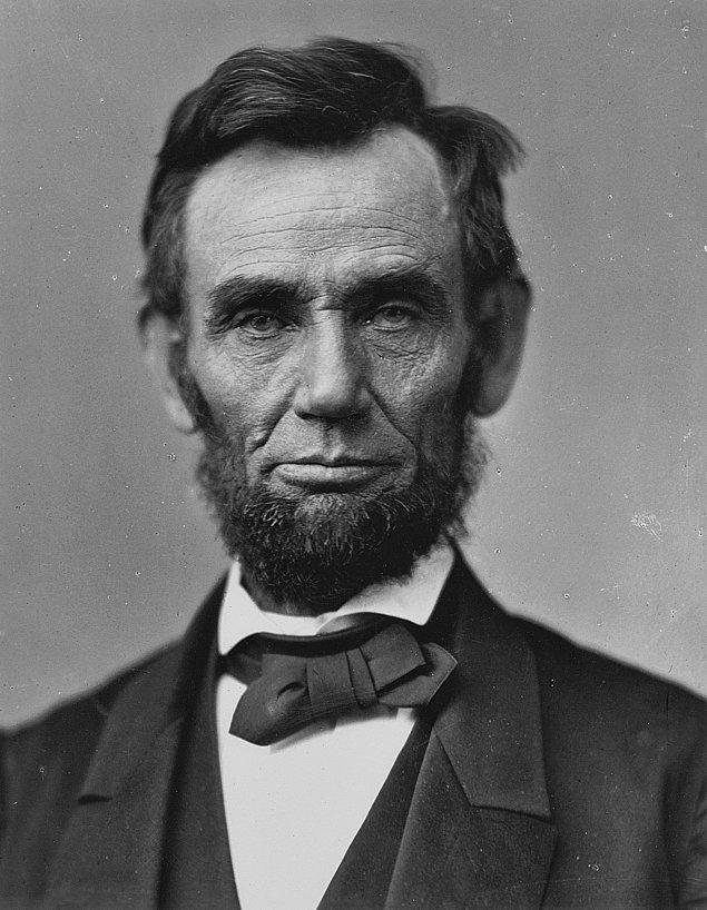 Cumhuriyet Partisi'nden ABD Devlet Başkanlığı için adaylığını koydu. 4 Mart 1861 tarihinde Lincoln artık 16. ABD Devlet Başkanı idi. Göreve gelmeden önceki en büyük vaadi olan köleliği 1963 yılında resmen kaldırdı.