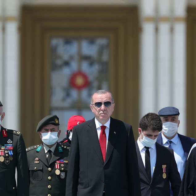 AKP'nin ikinci 20 yılının vizyonunun da "Zengin birey, güçlü devlet" olacağını belirten Selvi'ye göre 2022 yılı seçim değil, 'geçim yılı' olacakmış.