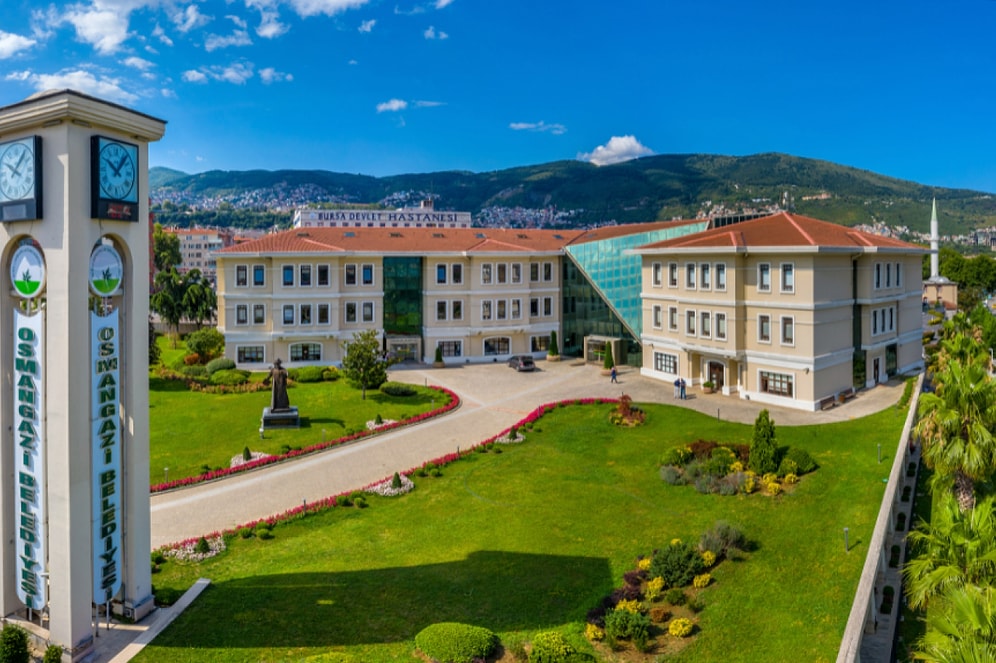 AKP'li Belediyeden Kılık Kıyafet Genelgesi: Etek Kısa ve Yırtmaçlı Olmayacak, Kolsuz Elbiseler Yasak