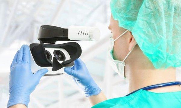 "Yeni gerçekliğe" en hızlı adapte olanlar arasında sağlıkçılar da yer aldı. Örneğin, ABD’deki UConn Health tıp merkezindeki cerrahi asistanlar, Oculus başlıklarıyla cerrahi prosedürleri uyguluyor ve sanal hastaları tedavi ederek, gerçek bir operasyona hazırlanıyor.