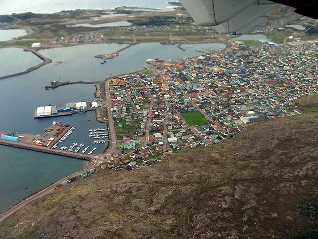 Saint Pierre ve Miquelon'un kontrolü, 1713 yılından itibaren sürekli olarak İngiltere ve Fransa arasında gidip gelse de bu 1800'lü yıllardan itibaren tamamen Fransızlara ait.