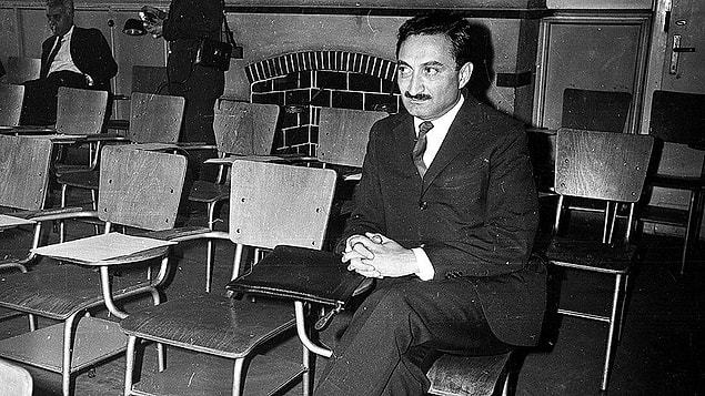 O yüzden öyle bir çelişme ve kararsızlık içine düşmüşlerdir ki, bir yandan dolaplarında Nurculuk risaleleri bulunan gençler hakkında kovuşturma yapıldığı, öte yandan o risaleleri yazan kimsenin memlekette...