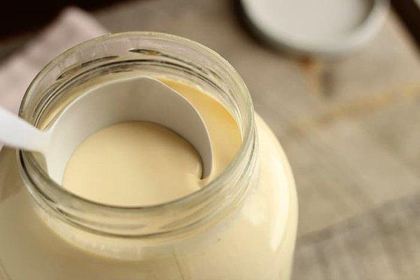 Kaynama işleminden sonra sütü ocaktan alın. Tezgaha kavanozları dizin ve sütü içlerine boşaltın.