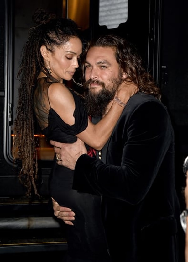 Başarılı oyunculuğunun yanı sıra Momoa, kendisi gibi oyuncu olan eşi Lisa Bonet ile olan evlilik hayatıyla da örnek gösterilen isimlerden bir tanesiydi.