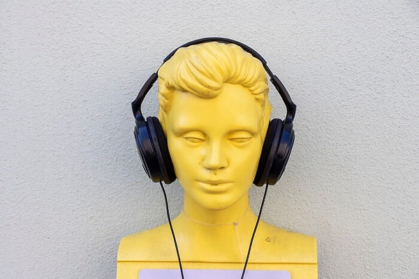 1. "Если вы видите, что я снимаю наушники, чтобы выслушать и ответить на ваш вопрос, и тут же снова надеваю их... РАЗ 5... то это явно означает, что я просто из вежливости это делаю, а не потому, что мне интересно с вами поговорить , так что ПЕРЕСТАНЬТЕ ЗАДАВАТЬ МНЕ ВОПРОСЫ!"